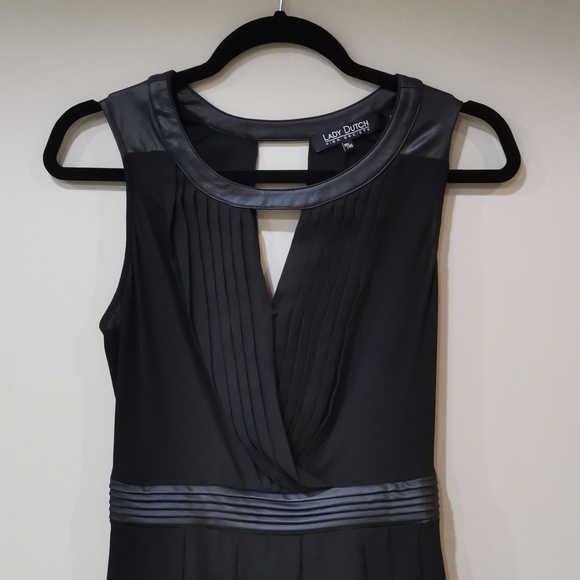 Lady Dutch | V-neck Dress - Picture 2 of 4